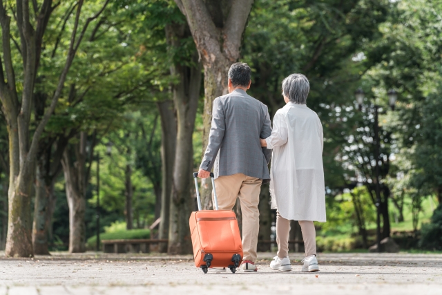 朝は肌寒く昼は汗ばむ日、親の服装でわかる3つのサイン